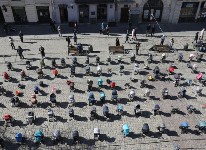 Акция с пустыми колясками на площади Рынок во Львове