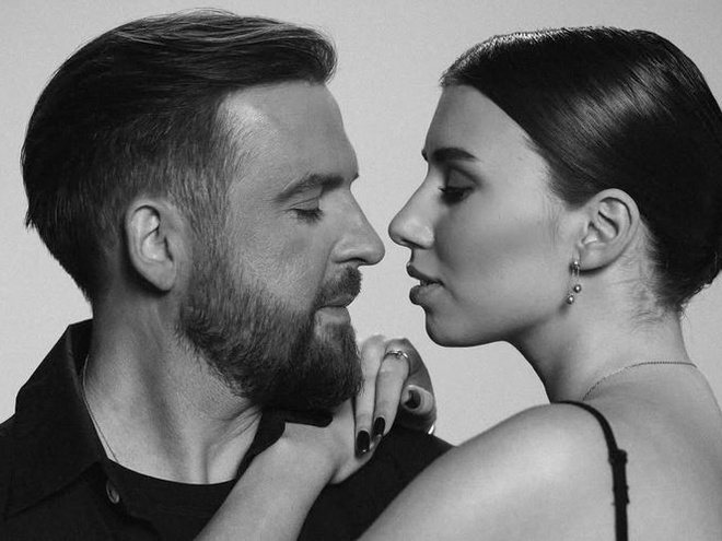 Танчинця запідозрили у таємному весіллі з дівчиною, яка молодша на 20 років