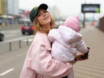 Анна Кошмал вперше показала обличчя дочки та розсекретила її хрещену