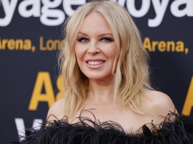 Давно не бачилися: Кайлі Міноуг в ефектній мінісукні продемонструвала бездоганну фігуру