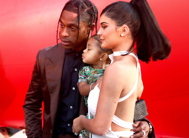 Кайлі Дженнер і Тревіс Скотт з дочкою Стормі на червоній доріжці
