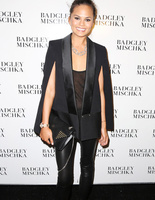 Как носить кейп: 40 стильных образов 