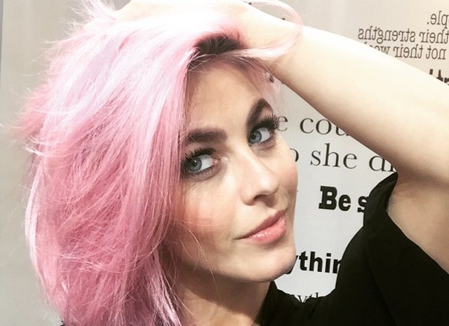 Джулианна Хаф с розовыми волосами