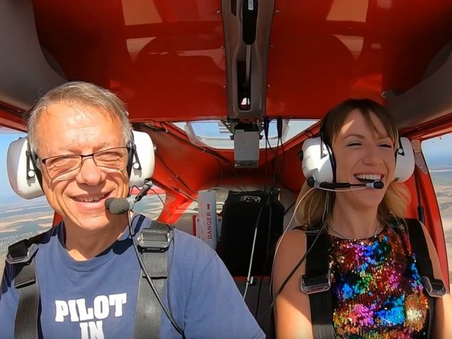 Леся Никитюк села за штурвал самолета