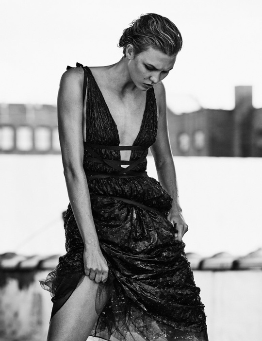 Карли Клосс в новой фэшн-съемке для Vogue