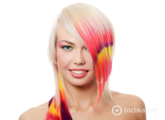 девушка с цветными прядями волос