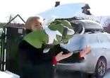 Такого ребенка в снегу вы еще не видели!