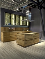 Кухня с текстурой пиленого дерева