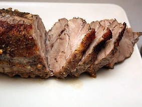 Запеченное мясо с корицей и приправами