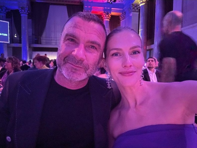 Молода дружина Лієва Шрайбера показала, який вигляд має у купальнику на останньому місяці вагітності