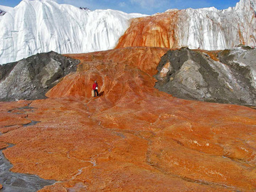 Кровавый водопад в Антарктиде - шокирующие фото