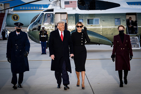 Мелания и Дональд Трамп покидают Белый дом