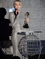 Модні стрижки літо 2014: зірки