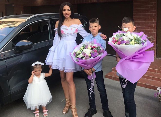 Полина Ололо с семьей
