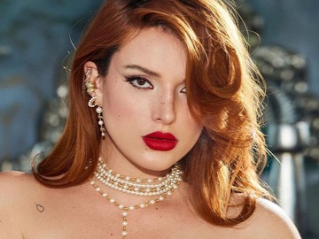 Белла Торн показала результат знімання з голими грудьми в прикрасах