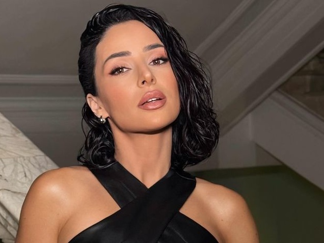 Злата Огнєвіч оголила груди у новій фотосесії