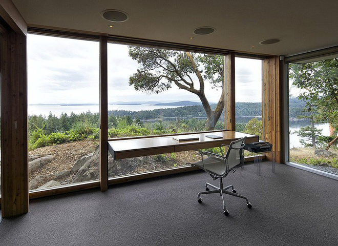 Домашний кабинет с красивым видом из окна