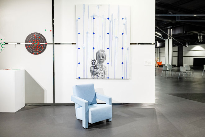 Экспозиция "Граница невозврата". Рустам Мирзоев "Игра" и кресло Gerrit Thomas Rietveld, Cassina.