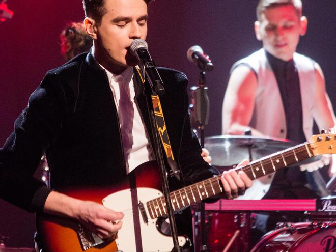 Brunettes Shoot Blondes