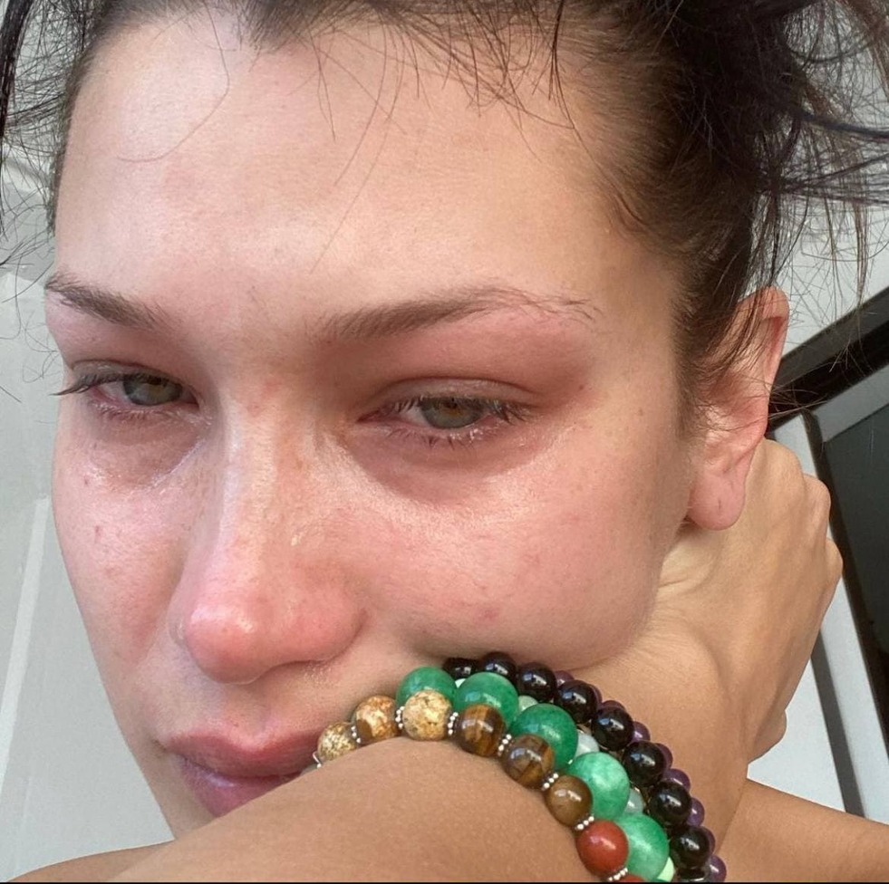 Белла Хадид плачет