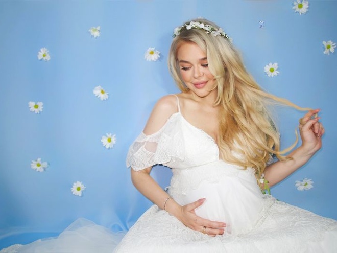 Аліна Гросу оголосила стать первістка в новому кліпі «Волошки»