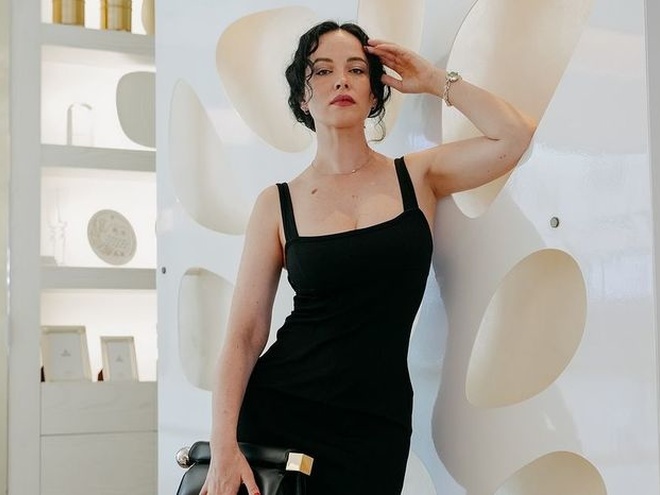 Астаф'єва відповіла на чутки про вагітність, показавши селфі у купальнику