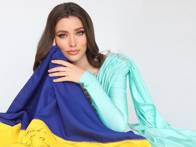 Переможниця «Міс Україна Всесвіт-2023» показала залаштунки першої фотосесії у короні