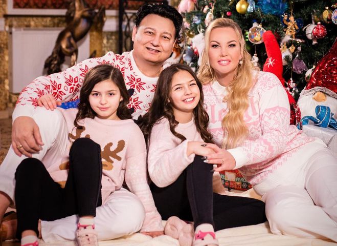 Камалия с семьей