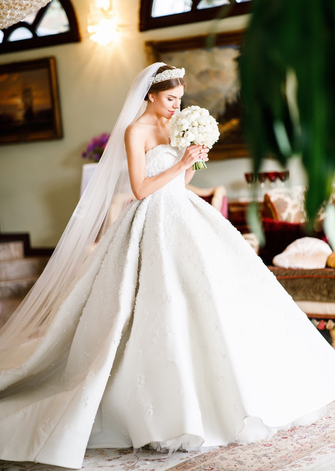 Катя Гуменюк у весільній сукні