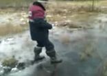 Мужик провалился под лед.