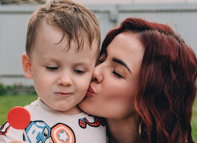 «Вдома безпечніше»: MamaRika застрягла із сином у Дубаї під обстрілами без укриттів