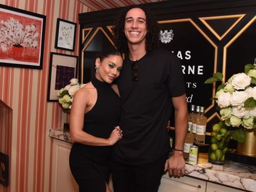 Ванесса Гадженс підтвердила заручини з Коулом Такером і похизувалася каблучкою