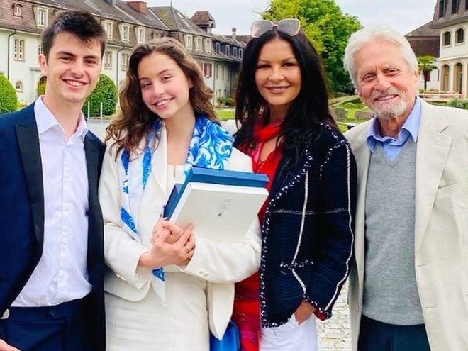 Дуглас і Зета-Джонс відвідали випускний дочки — фото