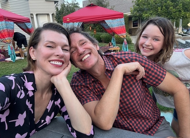 Мілла Йовович публічно привітала чоловіка із 60-річчям