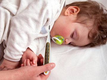 Как сбить температуру у ребенка и стоит ли это делать?