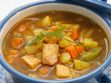 Суп с норвежской семгой, овощами и карри