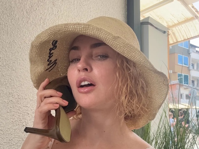 Булітко показала улюблену "трохи болючу" процедуру для декольте й обличчя
