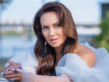 Саліванчук в честь 41-річчя влаштувала фотосесію в корсетній сукні з ретроавтомобілем