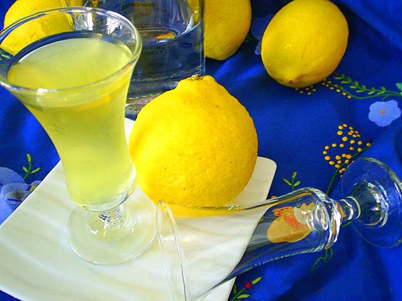 Лимончелло лимонный. Лимончелло. Самбука Лимончелло. Ликер lemonel. Непрозрачный белый лимонный напиток.