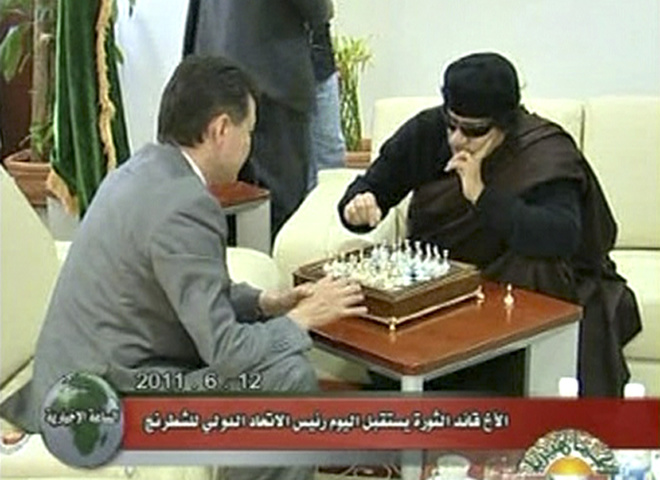 Каддафи играет в шахматы