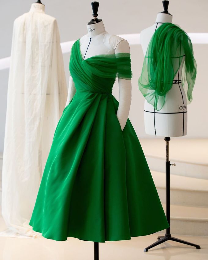 Модное платье в трендовом зеленом цвете
