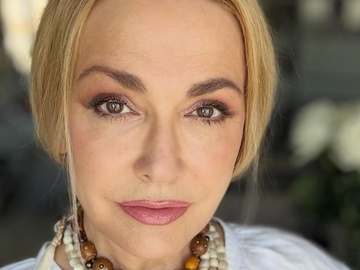 Сумська показала, як відзначила 60 у колі друзів і квітів