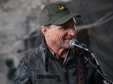 Олег Скрипка підбадьорив захисників під Бахмутом - кадри з виступів на фронті