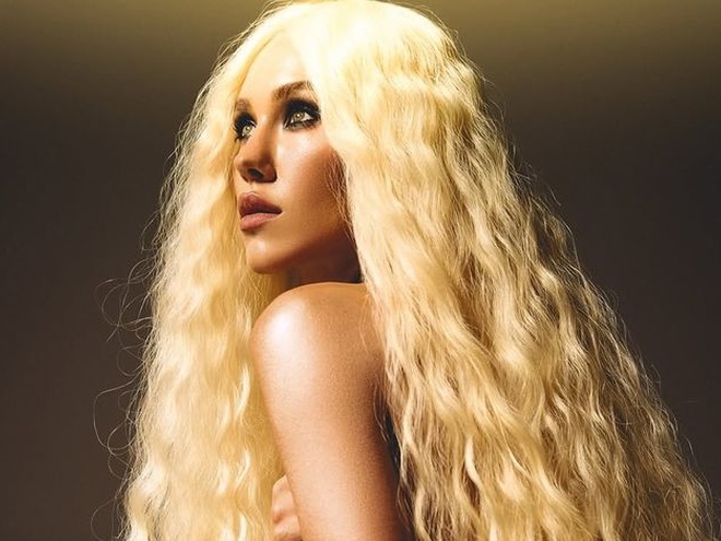 Сміливий образ: Квіткова оголила груди у новій фотосесії