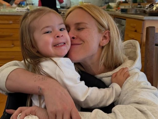 Румер Вілліс відповіла на закиди, що досі годує грудьми 3-річну дочку