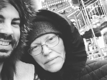 Андрій Бєдняков вшанував пам'ять мами у річницю її смерті