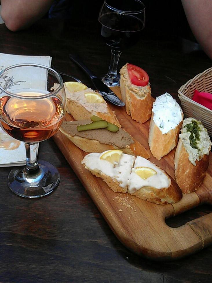 Рестораны Львова: Пструг, хліб та вино