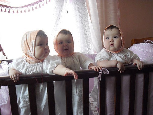 Три девицы под окном...