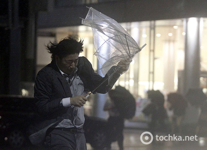 На Японию движется мощный тайфун "Гучол"
