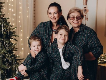 Саліванчук похвалилася різдвяною фотосесією з мамою та синами